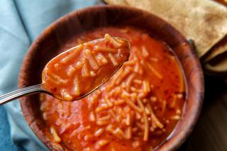 Jednogarnkowa zupa pomidorowa z drobnym makaronem: szybka i prosta