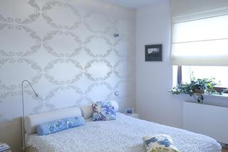 Sypialnia z dekoracyjną tapetą