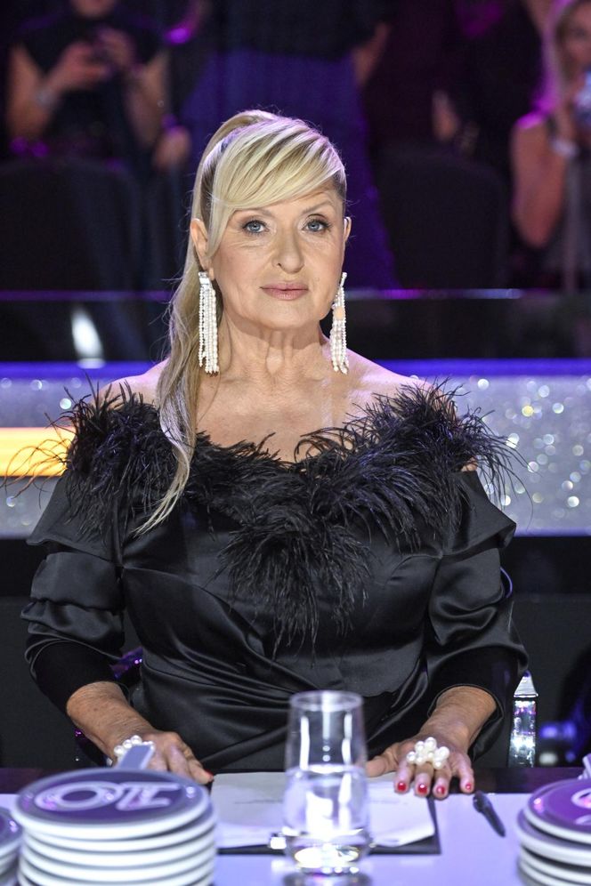 Ewa Kasprzyk z dekoltem do pępka. Tak pokazała się w programie na żywo!