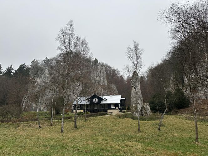 Najpiękniejsza wieś w Małopolsce zachwyca także jesienią. Leży na Szlaku Orlich Gniazd