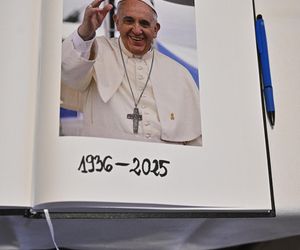 Warszawa żegna papieża Franciszka. Poruszające wpisy w Archikatedrze 