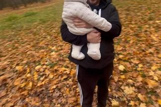 Co za przemiana! Daniel Martyniuk z żoną i dzieckiem na spacerze