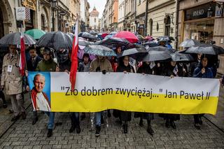 Marsze papieskie w Krakowie. Tłumy na ulicach miasta