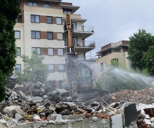 Tak znikał popularny biurowiec. Teraz powstaną tu apartamenty i mieszkania