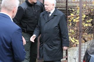 Jarosław Kaczyński dźwiga potężny baniak z wodą. Ochroniarze tylko się patrzą