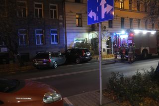 Lublin. Pijany staranował zaparkowane pojazdy na ul. Chopina. Gonili go świadkowie [ZDJĘCIA]