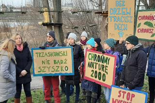 „Trzaskowski nie bądź Szyszko”: Aktywiści protestują przeciwko wycince drzew nad Wisłą [GALERIA]