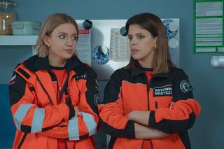 Na sygnale, odc. 733 po wakacjach. Britney (Paulina Zwierz), Martyna (Monika Mazur)