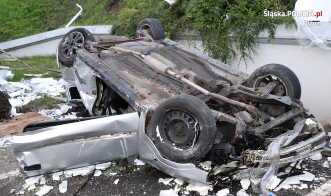 Groźny wypadek w Bytomiu. Auto spadło na parking Obi! Kierowca był pijany