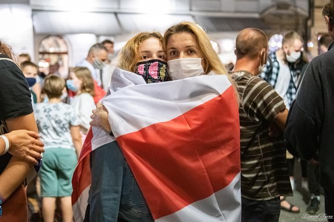 Manifestacja Białorusinów na rynku w Krakowie. "Precz z Łukaszenką!"