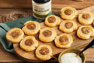 Kiełbasa w cieście francuskim na patyku