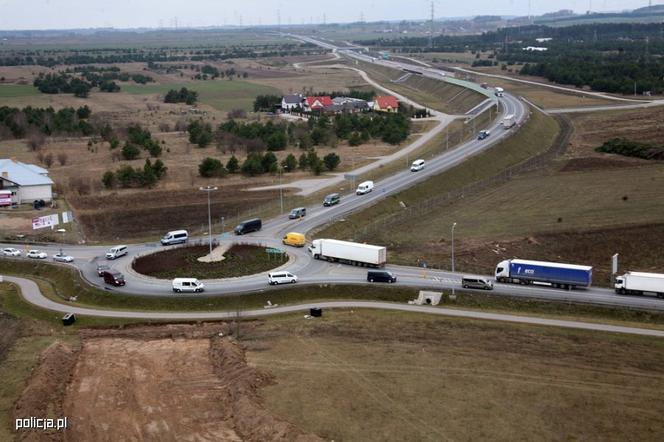 Wielki transport z cudzoziemcami przekroczył granicę. Pojechali w kierunku Litwy [ZDJĘCIA]