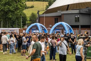 Muzyka z nutą empatii. soundcore i Anker na trasie Żywiec Męskie Granie 2025 