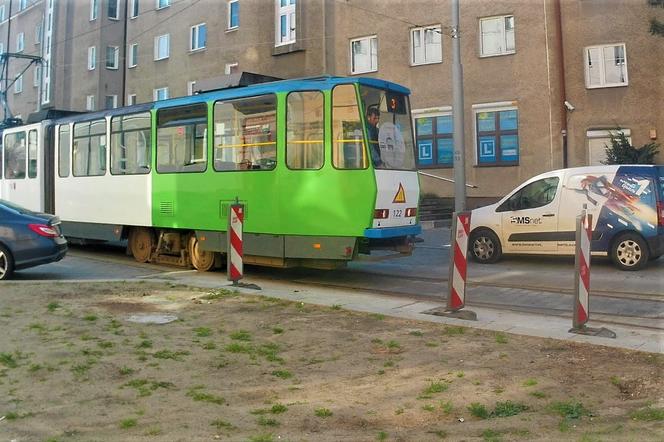 Dlaczego tramwaje jeżdżą tyłem? Niecodzienne manewry na szczecińskim Niebuszewie
