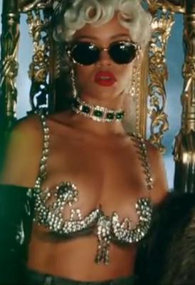 Rihanna Pour it Up (4)