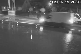 Potrącił kobietę i dziecko, a potem uciekł. Policjanci szukają jasnego busa. Poznajesz go?