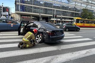 Dramatyczny wypadek w Śródmieściu! Osobówka i autobus roztrzaskane
