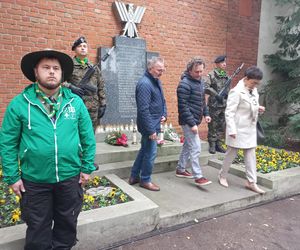 Zapalono znicze dla rozstrzelanych mieszkańców Leszna. W rocznicę tragicznych wydarzeń [ZDJĘCIA]