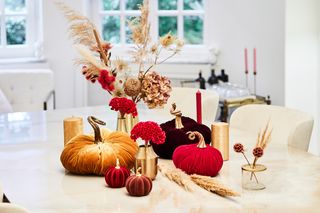 Lampki, świece, figurki i dynie na Halloween