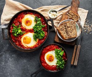 Szakszuka z mikrofali to świetny pomysł na śniadanie. Gotowa w kilka minut