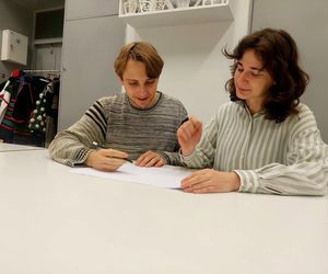 Bydgoscy studenci zaprojektowali uniformy dla obsługi pociągów. Tak się będą nosić pracownicy WARS-u