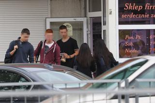 SKLEPIK PADA, A UCZNIOWIE OBJADAJĄ SIĘ PIZZĄ.