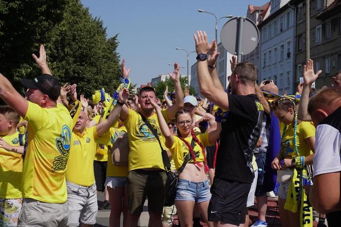 Przemarsz kibiców Stali Gorzów przed meczem z Falubazem Zielona Góra