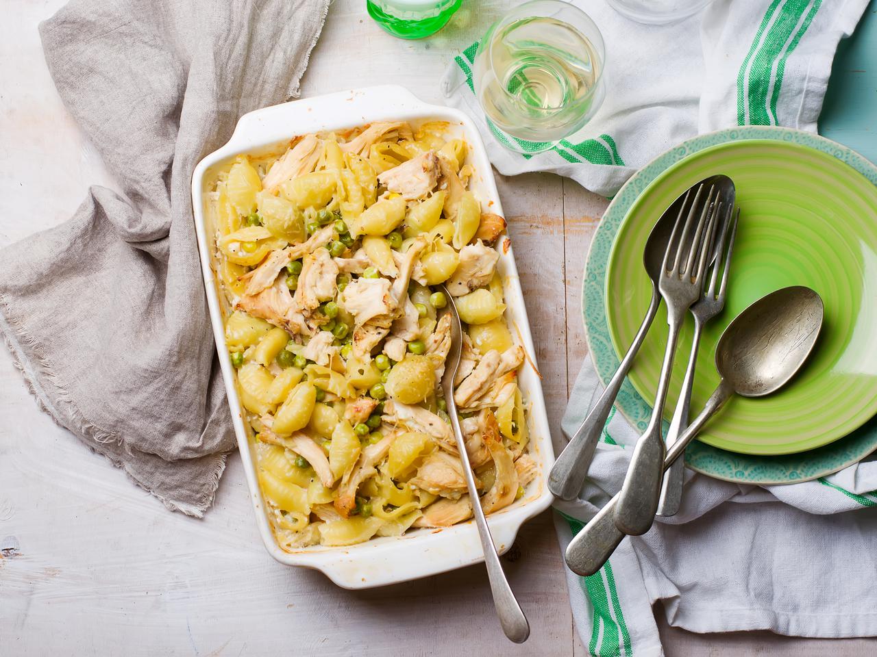 Makaron zapiekany z kurczakiem i groszkiem zielonym: przepis na idealną zapiekankę
