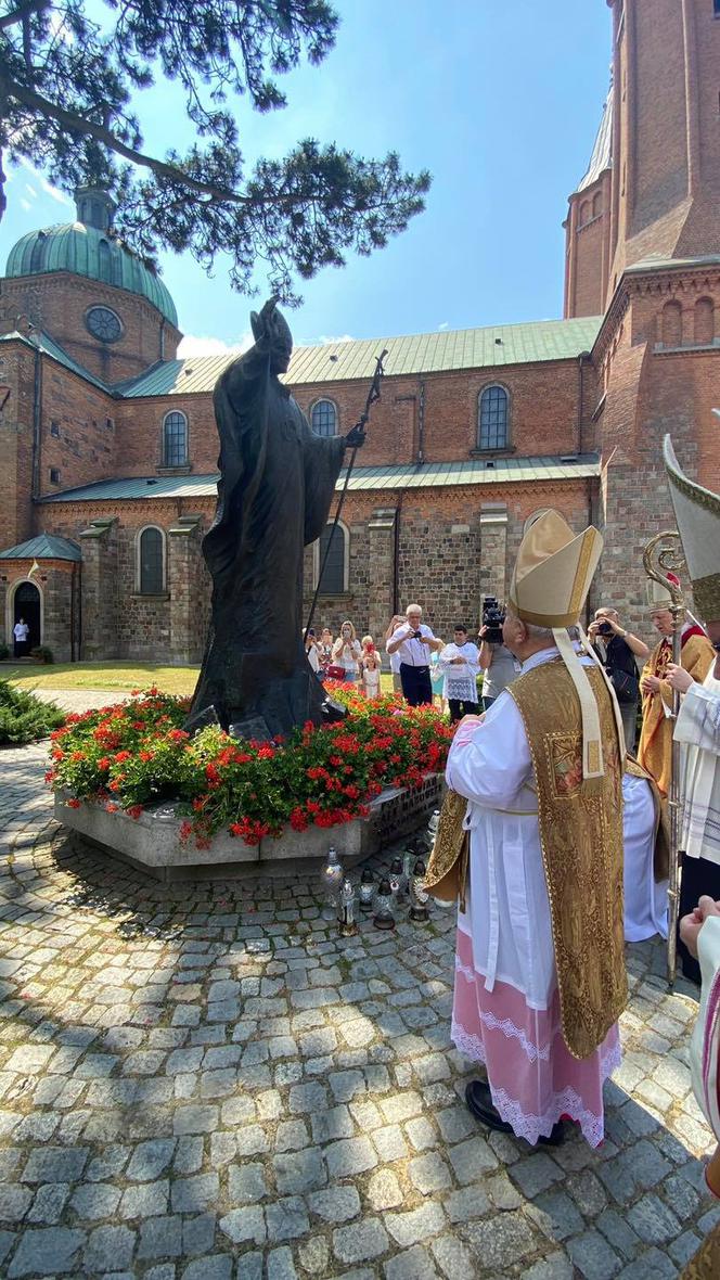 Płock. Kardynał Dziwisz odsłonił "Okno papieskie"! Ponad tysiąc marmurów i granitów!