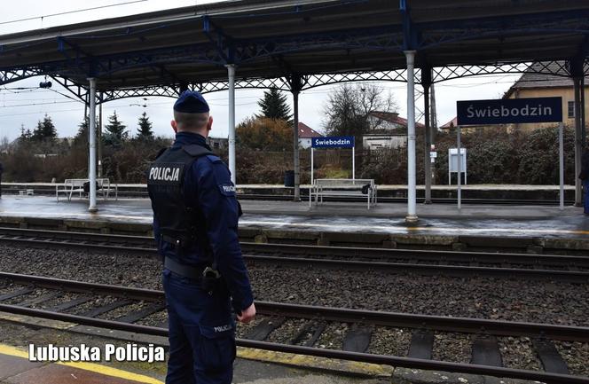 Świebodzin. Spadł z peronu na torowisko! W oddali pojawiły się światła pociągu...