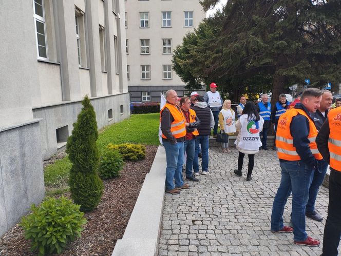 Konferencja prasowa hutników przed Ministerstwem Przemysłu w Katowicach
