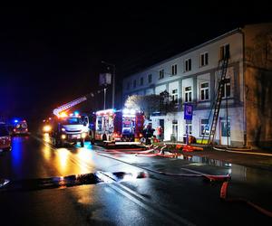 Makabryczny pożar w Zduńskiej Woli! Dwie osoby nie żyją, kolejnych pięć zabrały karetki [ZDJĘCIA].