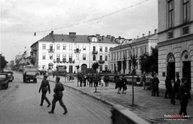 Historia na zdjęciach. Zobaczcie, jak zmieniła się ulica Romualda Traugutta w Radomiu.