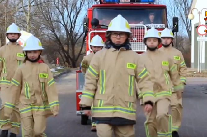 Małomiasteczkowy Star. Mali strażacy ze Stąporkowa nagrali cover hitu Dawida Podsiadło