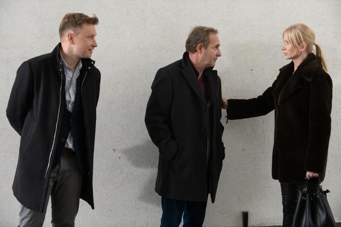 Na Wspólnej odc. 3087 - opis, streszczenie: Ostrowski próbuje powstrzymać żonę przed wyjazdem za granicę