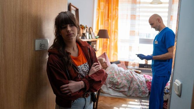 Na dobre i na złe odc. 957. Matylda (Amelia Czaja), Rafał Konica (Robert Koszucki), pani Basia (Ewa Decówna)