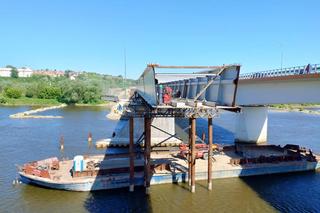 Zakończyła się operacja nasuwania i zespalania około 100-metrowej, ważącej 300 ton części stalowej konstrukcji na znajdującą się w rzece podporę nurtową.