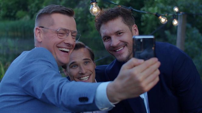 M jak miłość odc. 1887. Marcin (Mikołaj Roznerski), Olek (Maurycy Popiel), Piotrek (Marcin Mroczek)