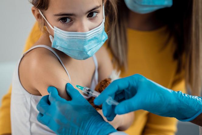 2. Mamy już zatwierdzoną szczepionkę dla młodzieży, a co ze szczepieniem młodszych dzieci -  wiadomo, że mogą one skutecznie transmitować wirusa. Jaki jest aktualny stan badań na ten temat?