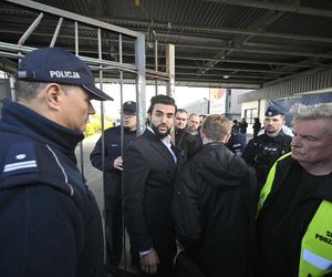 Komornicy na Modlińskiej. Nerwowe starcie przy hali na Białołęce. Ostry konflikt kupców z zarządcą hali