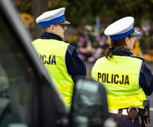 Noś odblaski, bądź widoczny na drodze. Przypomina policja w Ostrzeszowie