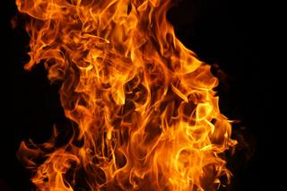 Potężny pożar na Starosielcach w Białymstoku. Strażacy uratowali dwie kobiety