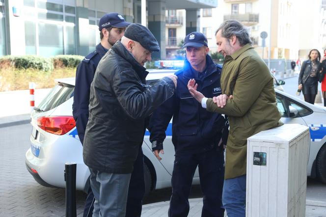 Na Wspólnej, odc. 3467: agent biura podróży (Mariusz Gagatek), Roman (Waldemar Obłoza)