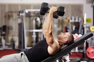 Ćwiczenia izolowane: przykłady ćwiczeń na biceps, brzuch, pośladki, klatkę piersiową
