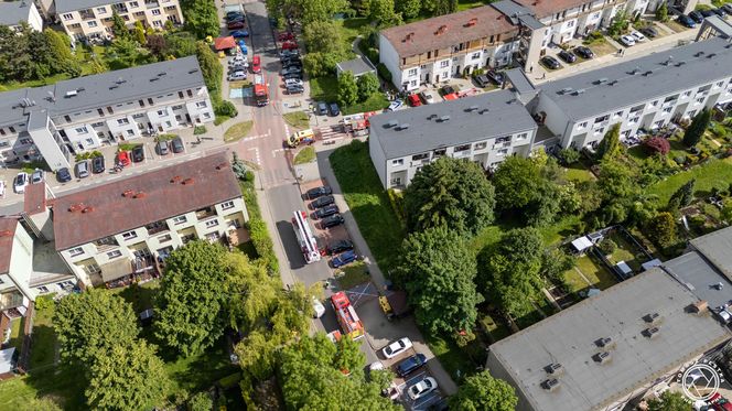 Pożar i wybuchy w mieszkaniu bloku w Tychach
