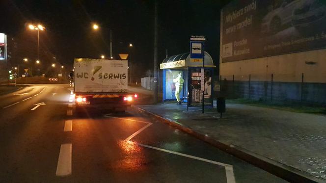 Dezynfekcja śląskich miast. Odkażane są m.in. przystanki autobusowe i tramwajowe [ZDJĘCIA, WIDEO]