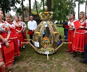 Dożynki wojewódzkie w Olsztynku 2024. Tłumy na wydarzeniu. „To był trudny rok” [ZDJĘCIA]