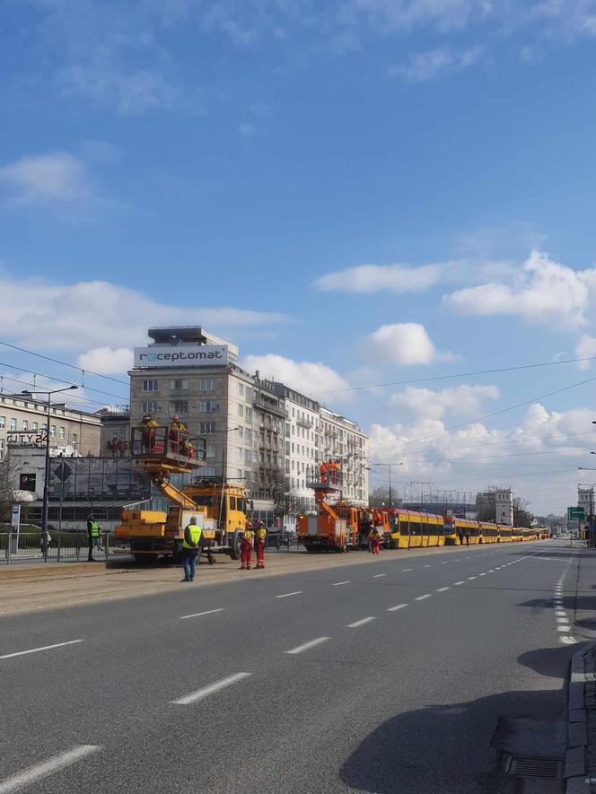 Zerwana trakcja na Al. Jerozolimskich! Tramwaje nie jeżdżą