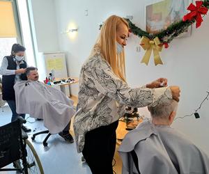 Fryzjerki i kosmetyczka na onkologii. Świąteczna akcja w szpitalu św. Łukasza w Tarnowie
