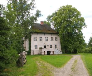 To jeden z najstarszych dworów obronnych w Małopolsce. Wzniesiono go w sławnej wsi